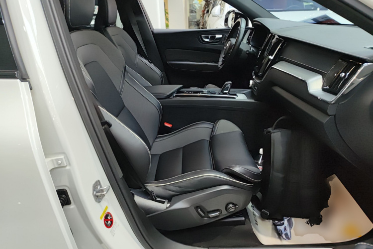 沃尔沃XC60新能源 2022款 T8 插电混动 四驱智远运动版局部细节41