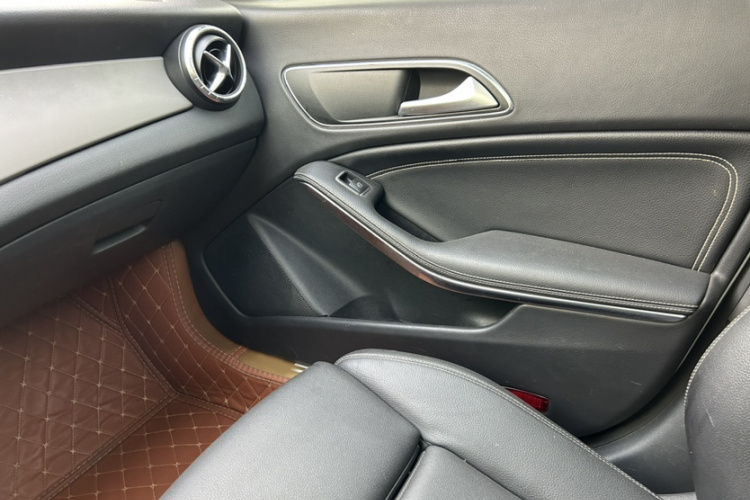 奔驰CLA 2016款 改款 CLA 200 动感型中控内饰7005