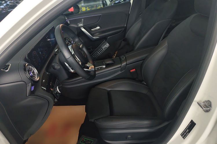 奔驰A级 2021款 A 200 L 运动轿车时尚型局部细节19