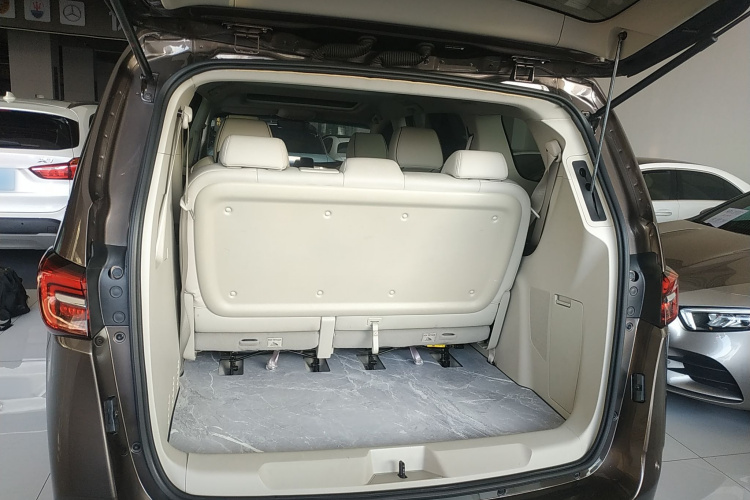 别克GL8 2022款 陆上公务舱 652T 尊贵型机舱底盘23