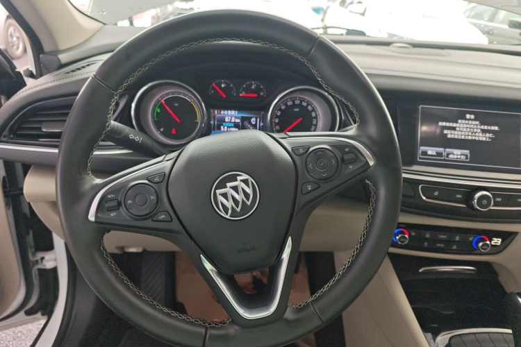 别克 君威 2017款 30H 精英型中控内饰13