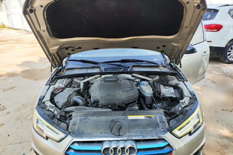 奥迪A4L 2019款 45 TFSI quattro 个性运动版 国V机舱底盘24