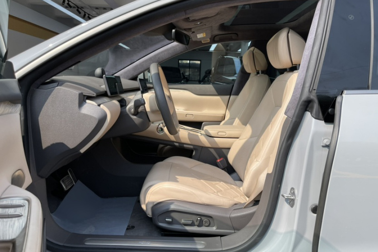 蔚来ET7 2022款 100kWh 首发版中控内饰7004