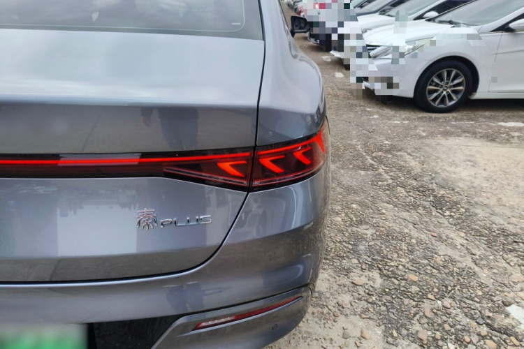 比亚迪 秦PLUS 2024款 荣耀版 DM-i 55KM领先型车身外观6006