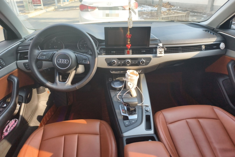 奥迪A4L 2018款 30周年年型 40 TFSI 进取型中控内饰12