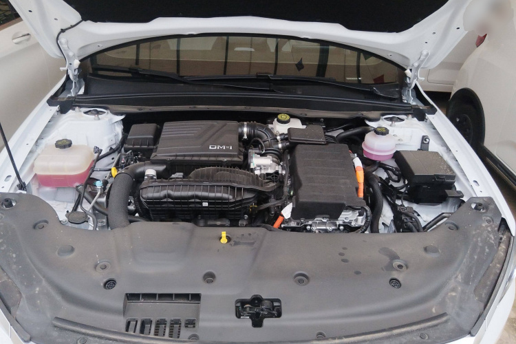 比亚迪 秦PLUS 2024款 荣耀版 DM-i 55KM领先型机舱底盘24