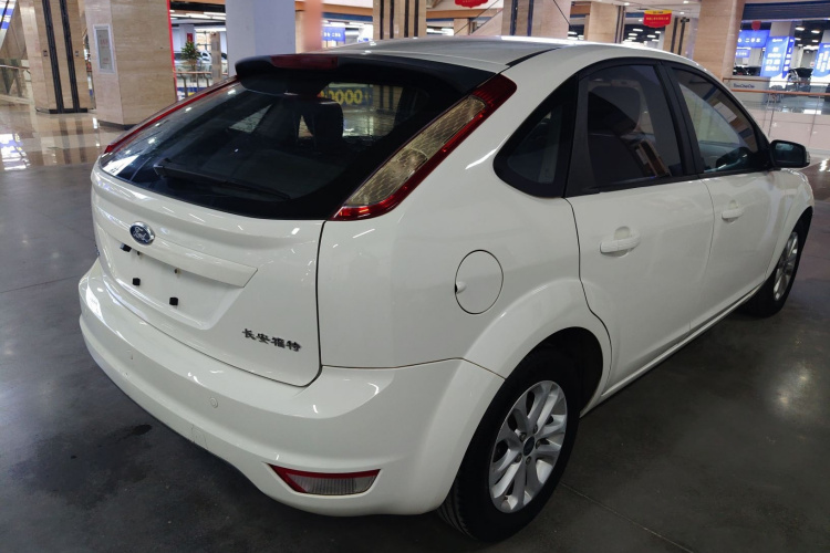 福特 福克斯 2013款 两厢经典 1.8L 手动百万纪念版车身外观7