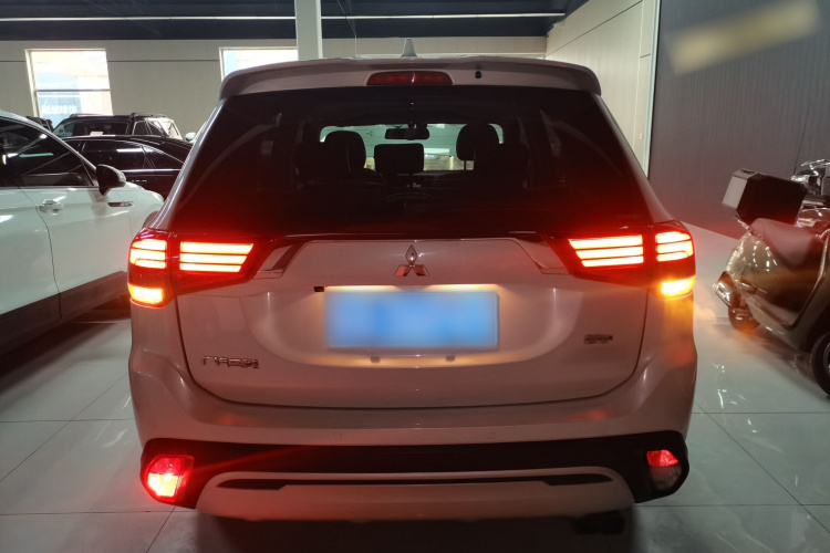 三菱 欧蓝德 2020款 2.4L 四驱致享版 5座车身外观6