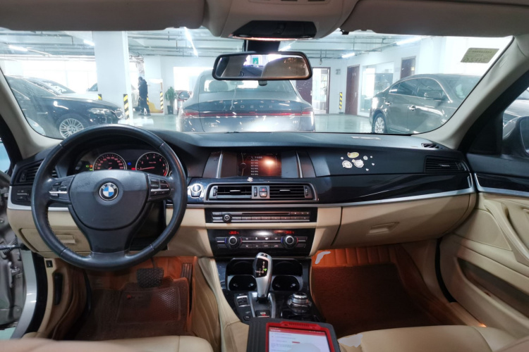 宝马5系 2014款 520Li 典雅型中控内饰12