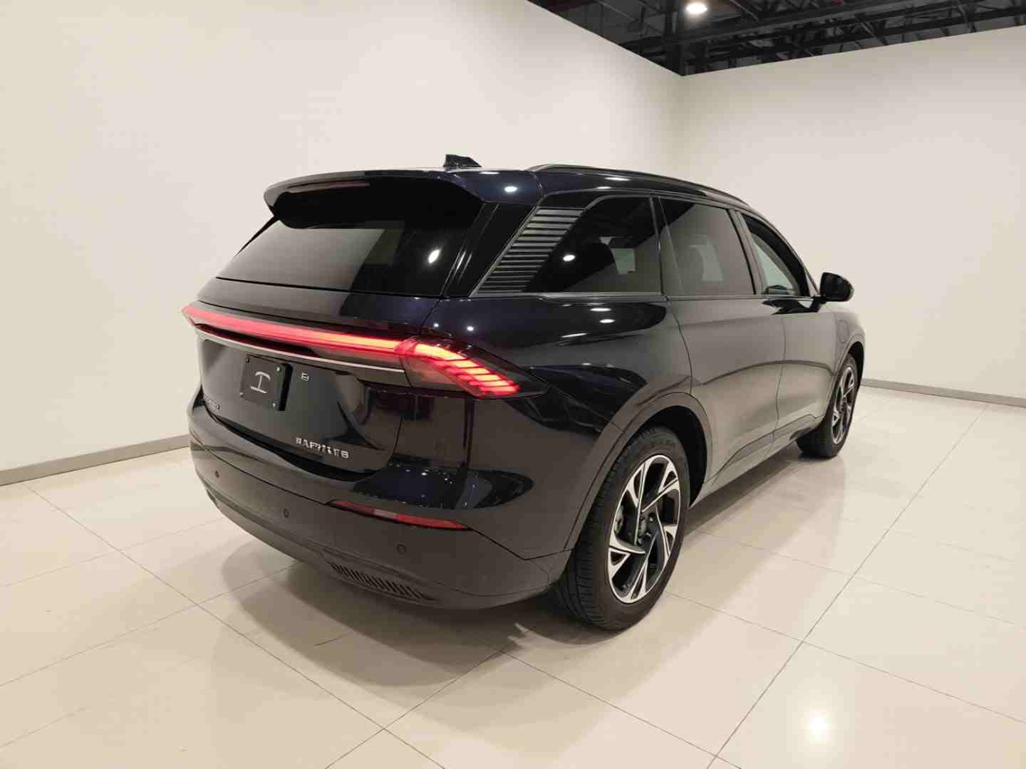 车辆右后45度外观展示