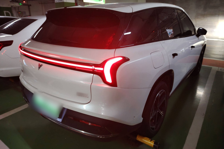 哪吒汽车 哪吒L 2024款 增程 220 闪充版车身外观6005