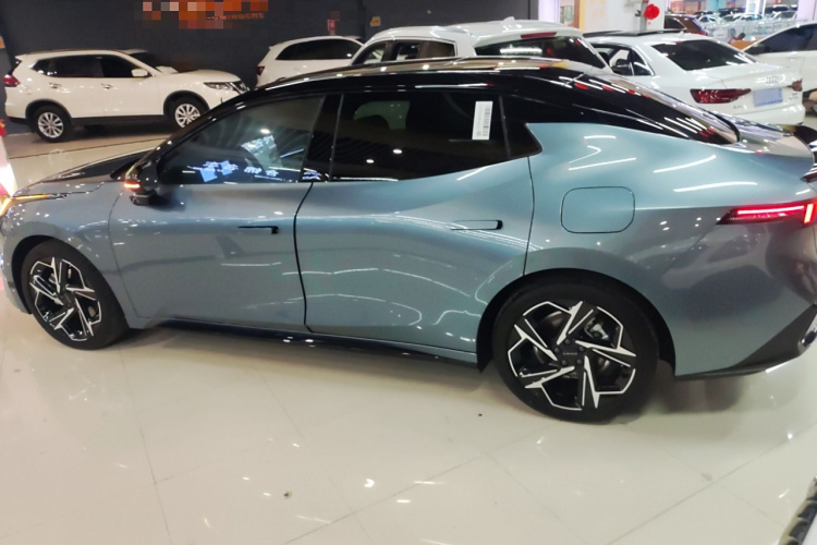 领克07 2024款 EM-P 126长续航 Ultra车身外观4