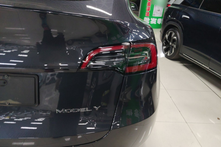 特斯拉 Model Y 2024款 长续航全轮驱动版车身外观9
