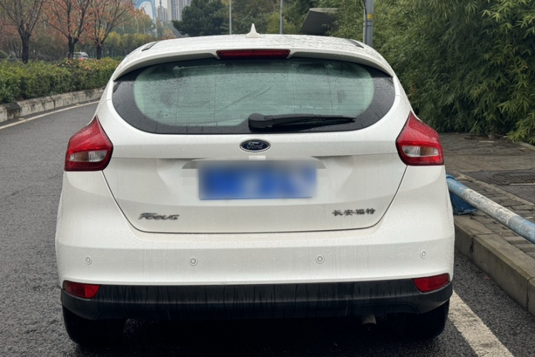 福特 福克斯 2018款 两厢经典 1.6L 自动风尚型智行版车身外观6010