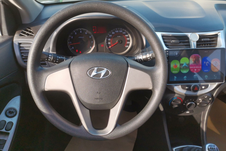 现代 瑞奕 2014款 1.4L 手动GLX中控内饰13