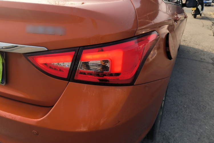 奇瑞 艾瑞泽5 2017款 1.5L 手动精英版车身外观9