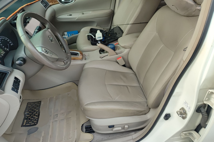 日产 轩逸 2014款 1.6XV CVT尊享版中控内饰19