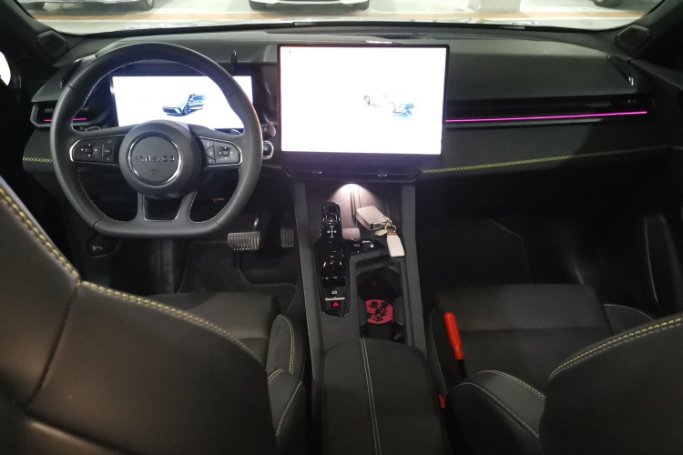 领克03 2025款 2.0TD DCT冠军版Pro中控内饰12