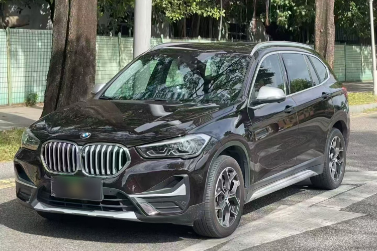 宝马X1 2021款 sDrive20Li 尊享型车身外观1