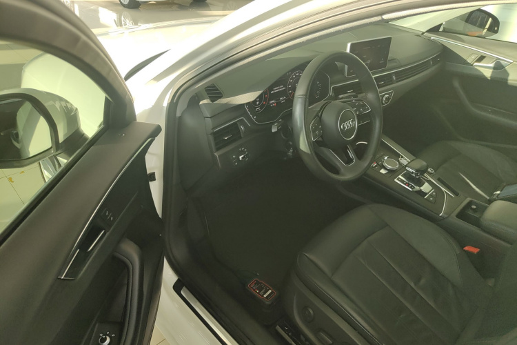 奥迪A4L 2017款 Plus 40 TFSI 风尚型中控内饰20