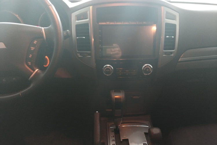 三菱 帕杰罗（平行进口）中控内饰7005