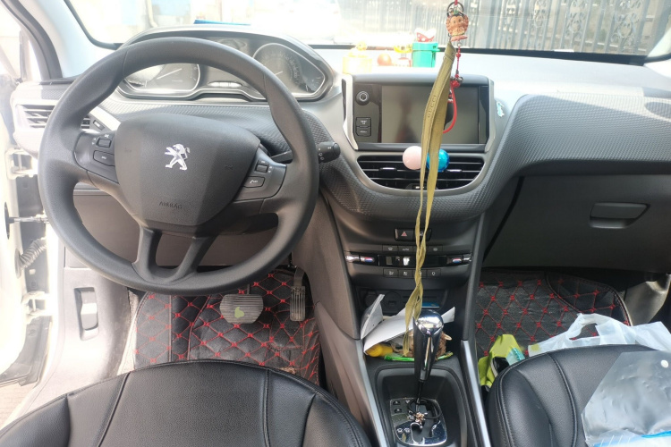标致2008 2014款 1.6L 自动时尚版中控内饰7002