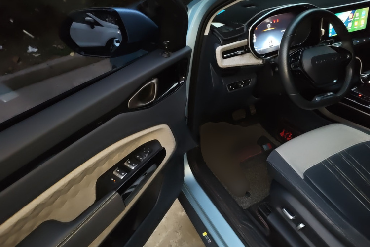 宝骏RM-5 2019款 1.5T CVT 24小时在线尊贵型 6座中控内饰20