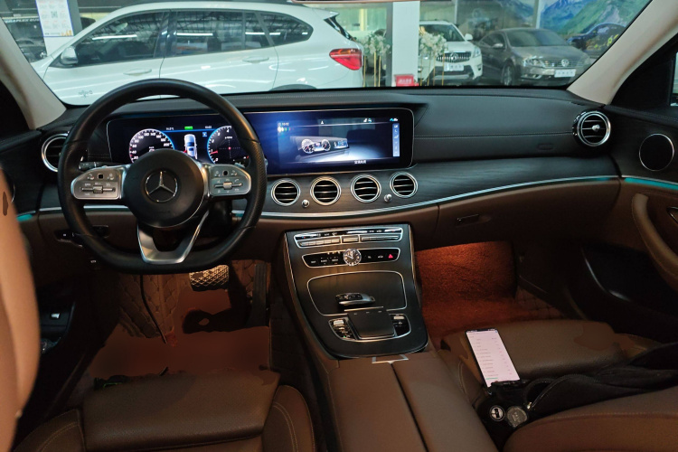 奔驰E级 2020款 E 260 L 运动型中控内饰12