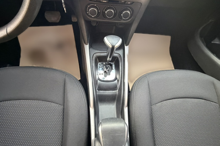 标致301 2017款 1.6L 自动舒适版中控内饰7008