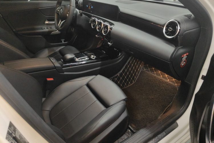 奔驰A级 2021款 A 200 L 运动轿车动感型局部细节41