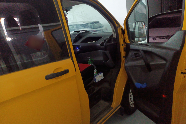 福特 全顺 2017款 2.0T柴油多功能商用车短轴低顶国V局部细节9005