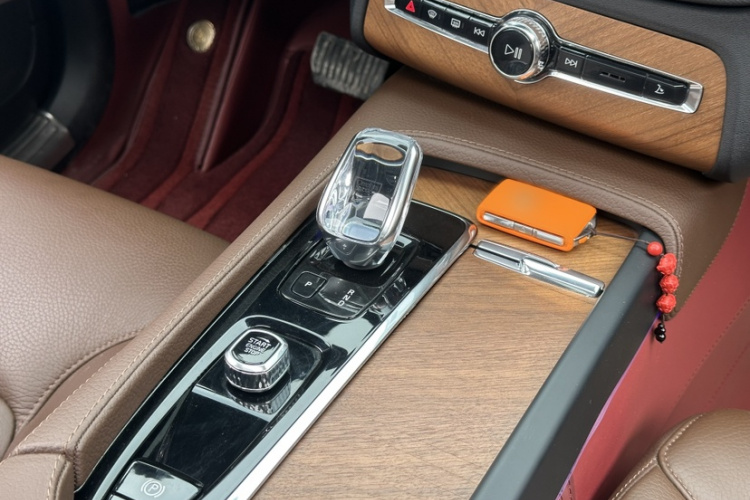 沃尔沃XC90 2022款 B6 智逸豪华版 7座中控内饰7007