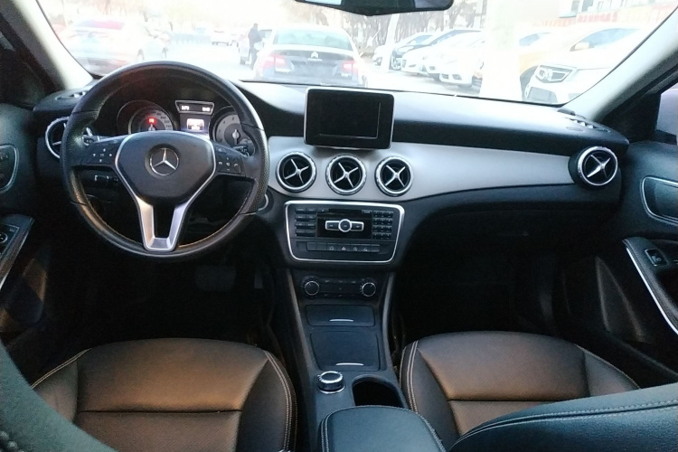奔驰GLA 2015款 GLA 200 动感型中控内饰12
