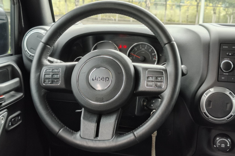 Jeep 牧马人 2015款 3.0L Sahara 四门舒享版中控内饰7008