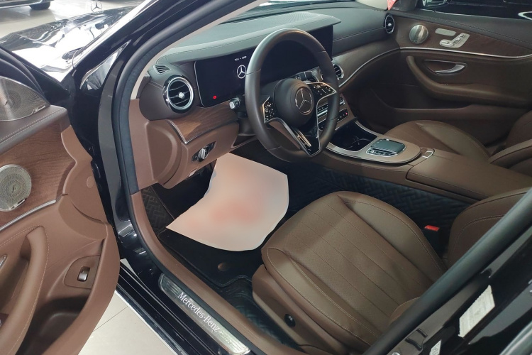 奔驰E级 2023款 改款 E 300 L 时尚型中控内饰20