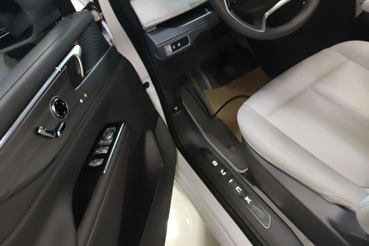 别克GL8 2025款 陆尊 智享版中控内饰20