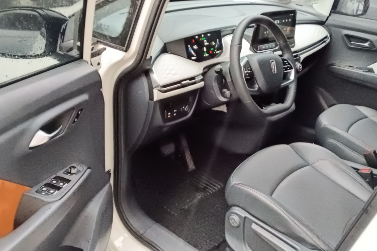 奔腾NAT 2023款 PRO 智享出行版 425km中控内饰7003