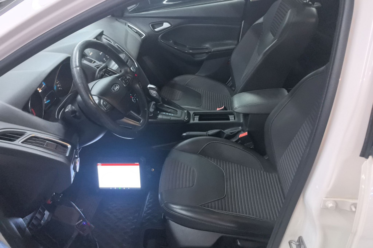 福特 福克斯 2018款 三厢经典 EcoBoost 180 自动精英型局部细节19