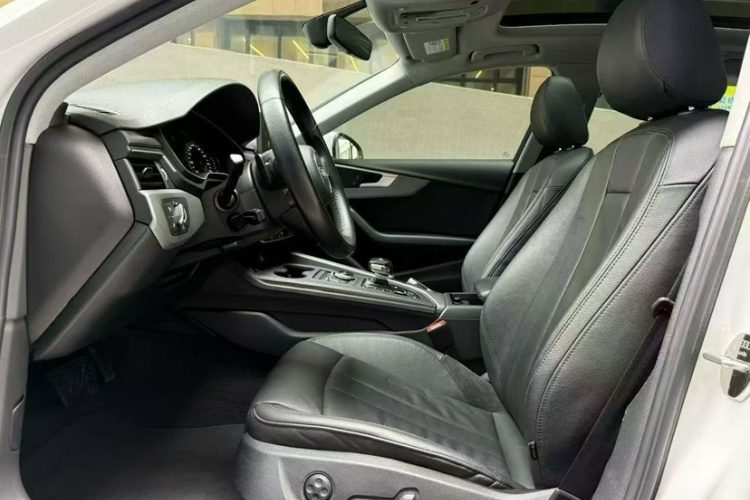 奥迪A4L 2019款 40 TFSI 进取型 国VI中控内饰7003