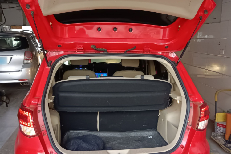 北京汽车E系列 2012款 两厢 1.5L 自动乐尚版机舱底盘23