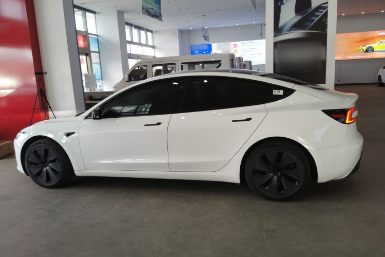 特斯拉 Model 3 2023款 后轮驱动版车身外观4