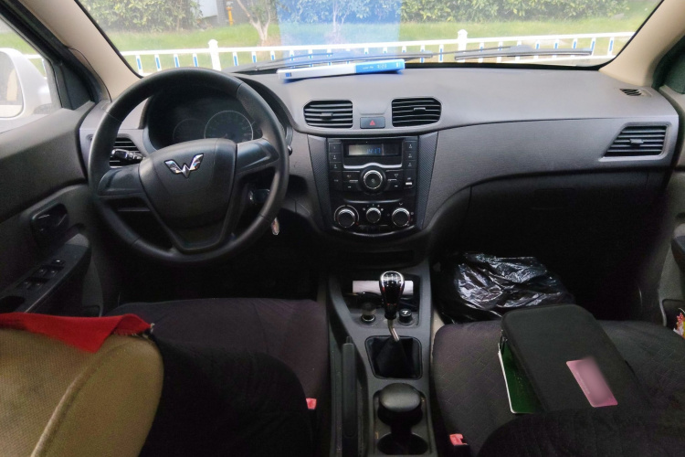 五菱汽车 五菱宏光 2016款 1.5L 改款S舒适型中控内饰12