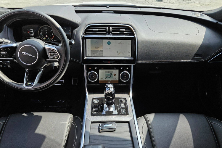 捷豹XEL 2023款 2.0T 250PS R-DYNAMIC S进取运动版中控内饰7004