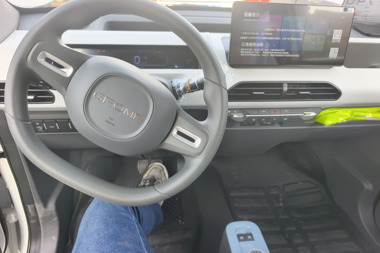 吉利银河 2024款 熊猫mini 200km 耐力熊中控内饰7002