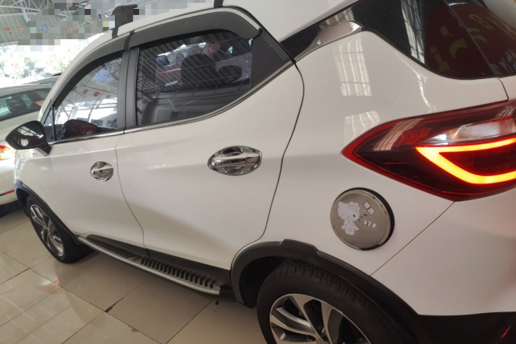 比亚迪 元 2017款 1.5L 自动酷炫互联型车身外观4