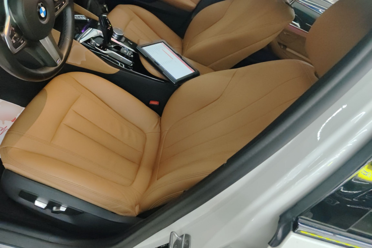 宝马5系 2019款 改款 530Li 领先型 M运动套装中控内饰19