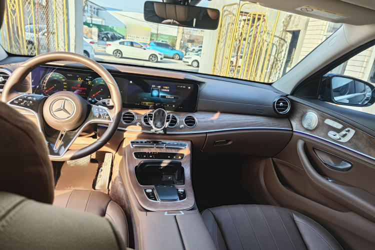 奔驰E级 2023款 改款 E 300 L 豪华型中控内饰7005