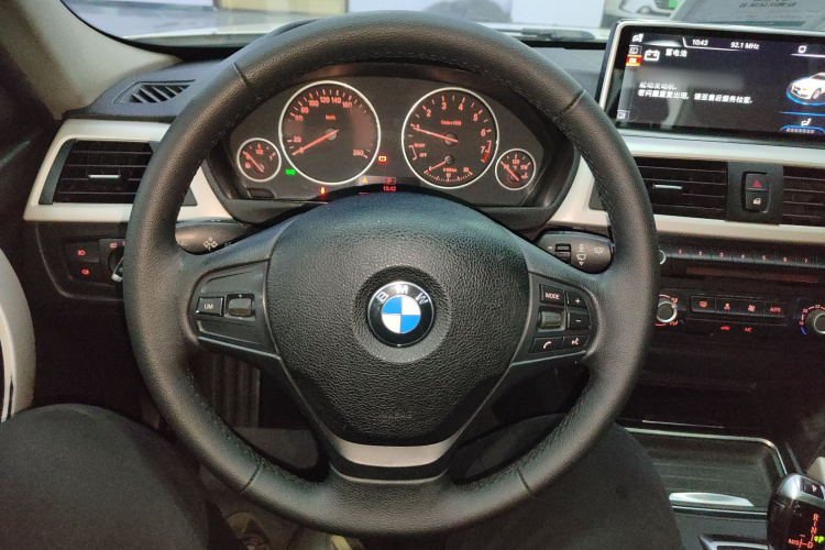 宝马3系 2015款 316Li 时尚型中控内饰13