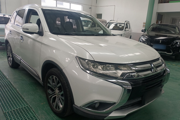 三菱 欧蓝德 2018款 2.4L 四驱精英版 5座车身外观3