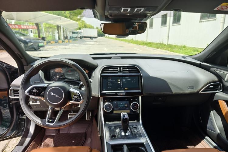 捷豹XEL 2024款 2.0T 250PS R-DYNAMIC S进取运动版中控内饰7001